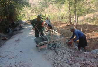 Babinsa Kodim 0802/Ponorogo Buat Plesengan Bersama Warga