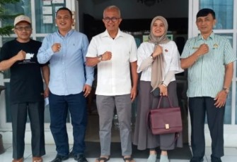 Ketua Bawaslu Pasaman, Rini Juita, M.A., Divisi Hukum, Pencegahan, Pengawasan, dan Partisipasi Masyarakat, bersama Koordinator Sekretariat Bawaslu Pasaman, Al Ikhwan, mengunjungi Pjs. Bupati Pasaman, Edi Dharma di kediaman rumah dinas pada Minggu (29/09/2024)