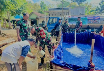 Babinsa Ramil 0801/01 Pacitan Bantu Pendistribusian Air Bersih Bagi Warga Binaan