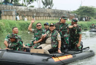 Kepala Staf Angkatan Darat (Kasad) Jenderal TNI Maruli Simanjuntak, M.Sc. memimpin ribuan prajurit TNI dalam kegiatan karya bakti pembersihan Sungai Ciliwung yang diberi tajuk “Ciliwung Bening”. Kegiatan yang dipusatkan di wilayah Tambora, Jakarta Barat, pada Minggu (13/10/2024)