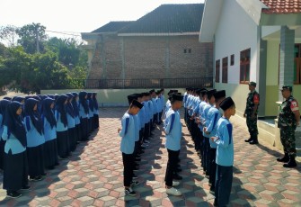 Babinsa Desa Joho Berikan Pelatihan PBB dan Dasar Kepemimpinan Bagi Siswa-siswi SMP Alkautsar