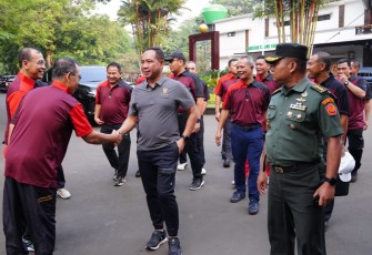Panglima TNI Jenderal TNI Agus Subiyanto memberikan pengarahan kepada para peserta Rapat Koordinasi (Rakor) Evaluasi Operasi dan Latihan (Opslat) TNI Tahun 2024 yang dikemas dengan acara Olahraga Bersama yang berlangsung di Padang Golf Cilangkap, Jakarta Timur, Kamis (31/10/2024)
