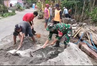 Babinsa Desa Kedungjati Laksanakan Kerja Bakti Pembersihan Saluran Irigasi
