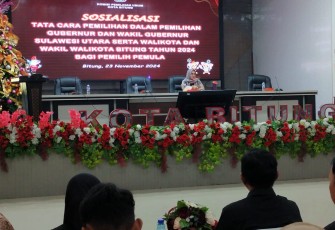 Ketua divisi Parmas dan SDM KPU Bitung, Wiwinda Hamisi saat memberikan materi kepada pemilih pemula Siswa SMA dan SMK