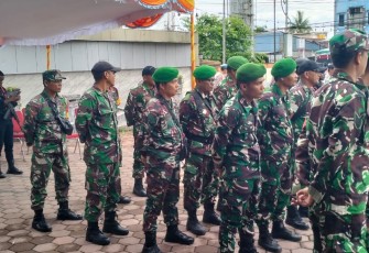 Personel Kodim 1710/Mimika BKO Polres Mimika Amankan Jalannya Rapat Pleno Rekapitulasi Pilkada 2024