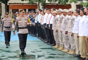 Kapolres Karanganyar AKBP Jerrold Hendra Yosef Kumontoy melakukan pengecekan personel saat apel kesiapsiagaan bencana, di Lapangan. Wira Satya Polres Karanganyar, Senin (9/12/2024)