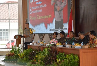 Kapolres Karanganyar AKBP Jerrold Hendra Yosef Kumontoy menyampaikan paparan dalam rakor kesiapan Operasi Lilin Candi 2024, di Mapolres Karanganyar, Kamis (19/12/2024)