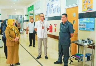 Sekretaris Daerah kabupaten Bintan Ronny Kartika saat berkunjung RSUD Bintan