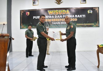 Kodim 0802/Ponorogo tadi pagi menggelar acara Wisuda Purnawira dan Wisuda Purnabakti Anggota Kodim 0802/Ponorogo Tahun 2024, Senin (30/12/2024)