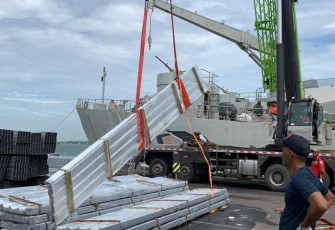 KRI Teluk Youtefa-522 Angkut Bantuan Kemanusiaan Untuk Pengungsi Erupsi Lewatobi Laki-laki
