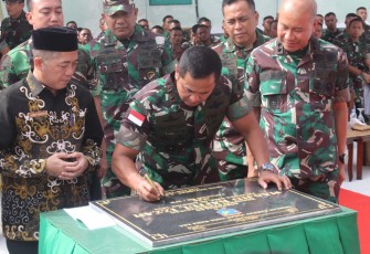 Pangdam XII/Tanjungpura Mayjen TNI Iwan Setiawan, S.E., M.M., meresmikan pembangunan renovasi Masjid Baitul Izzah di Mayonif 631/Atg, Jalan Tjilik Riwut Km. 6 Kelurahan Bukit Tunggal, Kecamatan Jekan Raya, Kota Palangka Raya pada Kamis (8/8/2024)