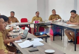 Pemerintah Kabupaten Aceh Timur Penjabat Bupati Aceh Timur Ir. Mahyuddin, M.Si di dampingi Penjabat Sekda Aceh Timur T. Reza Rizki, SH, M.Si dan Tim Pengelola Kinerja melakukan review Perjanjian Kinerja Kepada seluruh kepala Perangkat Daerah yang ada di lingkungan Kabupaten Aceh Timur, Senin (15/01/2024)