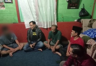 Kasat Reskrim Polres Tapsel, AKP Zulfikar, saat kunjungi korban dugaan penganiayaan di Angkola Sangkunur, guna menjenguk dan menjelaskan ke keluarga korban terkait perkembangan laporan kasusnya
