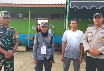 Pemilu serentak Babinsa dan bhabinkamtibmas dan instansi pemerintah diwilayah bersinergitas melaksanakan pengamanan tentang kegiatan pencoblosan di Tempat Pemungutan Suara (TPS) yaitu pada pemilu demokrasi serentak seluruh Indonesia, yang bertempat di Kel. Bararawa, Kec. Paminggir, Kab. Hulu Sungai Utara, Rabu (14/02/2024)