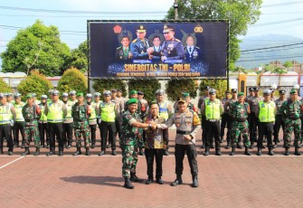 Kodim 0806/Trenggalek dan Polres Trenggalek Menunjukkan Komitmen Netralitas TNI-Polri
