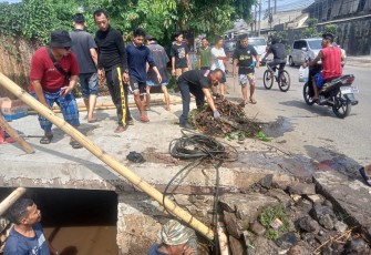 Antisipasi Banjir dan Cegah Timbul Penyakit Karang Taruna dan Karyawan Perusahaan yang ada di Desa Tlajung Udik Gunung Putri Melaksanakan Kerja Bakti Bersama