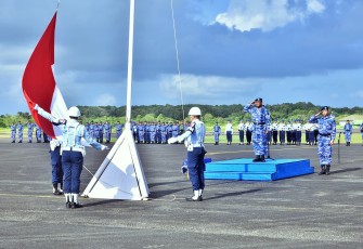 Komandan Pangkalan TNI AU Raden Sadjad (RSA) Natuna, Kolonel Pnb Dedy Iskandar, S.Sos., M.M.S., M.Han., diwakili oleh Kadispotdirga Lanud RSA, Letkol Pom Fanny Philips H, memimpin upacara bendera 17-an di Main Apron Base Operation Lanud RSA Kabupaten Natuna Provinsi Kepulauan Riau, Senin (18/3/2024)