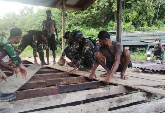 Sebagai wujud kepedulian akan kesulitan warga diperbatasan, Pos Unggalom Satgas Yonif 310/KK bantu bangun rumah Bapak Simson (35) warga Kampung Unggalom, Distrik Web, Kabupaten Keerom, Papua, Jumat (5/1/2024)