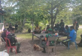 Babinsa Koramil 1710-06/Agimuga Sertu Junaedi bersama personel Satgas Yonif 116/GS melaksanakan Komsos dengan warga binaan. Komsos tersebut di lakukan di Kampung Kiliarma, Distrik Agimuga, Kab. Mimika. Kamis (11/1/2024)