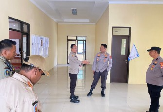 Karolog Polda Banten Kombes Pol Chiko Ardwiatto selaku Pamatwil melakukan pengecekan kesiapan Personel yang melakukan pengamanan di Kecamatan Kemiri Kabupaten Tangerang pada, Senin (12/02)