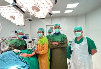 Perdana Operasi Shoulder Hemiarthroplasty Sukses Dilakukan dr C Rayhan Cein di RSUD Raja Ahmad Tabib