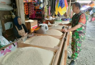 Menjelang bulan ramadan 1445 H/2024 M, anggota Kodim 1002/BARABAI Serka Suhartono Babinsa Koramil 1002-08/Labuan Amas Utara melaksanakan monitoring harga sembako dan ketersediaan stok bahan pangan ke pasar  Walangku Kec. Labuan Amas Utara Kab. Hulu Sungai Tengah, Senin (11/03/2024)