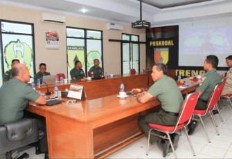 Letkol Czi Yudo Aji Susanto, S.Sos., M.A., Dandim 0806/Trenggalek, tak melewatkan kesempatan untuk memimpin dan mengikuti kegiatan pelatihan public speaking yang digelar secara virtual di ruang rapat Makodim 0806/Trenggalek