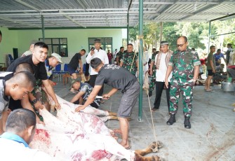 Penyembelihan hewan qurban yang bertempat di halaman Masjid Sabilul Huda Madivif 2 Kostrad. 