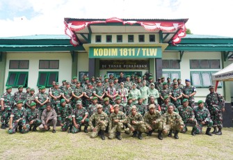 Pangdam XVIII/Kasuari, Mayjen TNI Ilyas Alamsyah, S.E., M.Tr.(Han)., CGCAE., saat bertemu langsung dan bertatap muka dengan para prajurit Kodam XVIII/Kasuari yang saat ini bertugas di Kodim 1811/Teluk Wondama, pada Selasa (16/1/2024)
