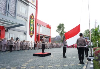 Kepala Rumah Sakit (Karumkit) Bhayangkara Tingkat III Palangka Raya Kompol dr. Anton Sudarto memberikan penghargaan atau reward kepada sejumlah personel Pegawai Badan Layanan Umum (BLU) Non Aparatur Sipil Negara (ASN) yang telah berkerja penuh dedikasi, loyalitas dan memiliki kinerja terbaik