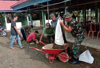 Koramil 1001-06/Amuntai Utara saatg Gelar Karya Bakti
