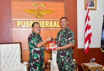 Komandan Pusat Penerbangan TNl Angkatan Laut (Danpuspenerbal) Laksda TNl Sisyani Jaffar menerima Kunjungan Kerja Komandan Pusat Latihan Pendidikan Dasar Kemiliteran (Danpuslatdiksarmil) Kodiklatal, Kolonel Laut (P) Irwan SP Siagian di Lobby VIP Gedung R. Kasenda, Mako Puspenerbal, Juanda, Jumat (12/1/2024)