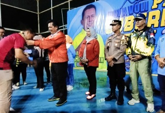 Gubernur Ansar saat Tutup Turnamen Gubernur Cup Bola Voli Putri Zona Bintan