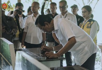 Gubernur DIY Sri Sultan Hamengku Buwono X segera melakukan peresmian jembatan Kedung Kandang, dan meninjau ruas jalan Tawang-Ngalang, Kamis (18/01) di Nglangeran, Patuk, Gunungkidul.