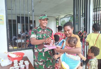 Babinsa Koramil 1710-07/Mapurujaya, Sertu Slamet Riyadi melaksanakan pendampingan kegiatan Posyandu pada bayi, balita dan ibu hamil yang bertempat di Posyandu Kampung Kaugapu, Distrik Mimika Timur, Kab. Mimika, Rabu (10/01/2024)