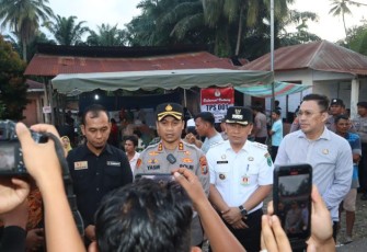 Kapolres Tapsel, AKBP Yasir Ahmadi, bersama Bupati Paluta, Patuan Rahmat Syukur P Hasibuan, Kajari Paluta Hartam Ediyanto, dan lainnya saat diwawancarai awak media usai meninjau langsung pelaksanaan PSU di TPS 001 Desa Pijorkoling, Kecamatan Padang Bolak Tenggara.