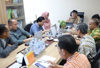 Plh Kepala Pusat Strategi Kebijakan Kewilayahan, Kependudukan dan Pelayanan Publik (KKPP) Faisal Syarif saat memimpin Rapat Pembahasan Tindak Lanjut Kerjasama dengan Plan C. Kegiatan  tersebut dilaksanakan  di Ruang Rapat  Pusat KKPP Lantai 3 Kantor BSKDN pada hari Kamis, 11 Januari 2024. 
