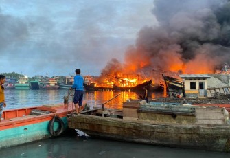 Pasca api melahap belasan kapal nelayan di Pelabuhan Pelindo, Tegalsari, Kota Tegal, Jumat (27/12).
