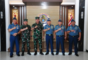 Komandan Kodiklatal (Dankodiklatal) Letjen TNI Marinir Nur Alamsyah menerima kunjungan kerja Kepala Dinas Keuangan Angkatan Laut (Kadiskual) Laksamana Pertama TNI Imam Subarkah dan Komandan Koopskasel Laksma TNI Agus Indra Wijaya di Loby Gedung Ki Hadjar Dewantara, Kodiklatal, Bumimoro, Surabaya, Kamis (11/01/2024)