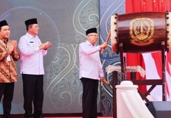 Wakil Presiden RI K.H. Ma'ruf Amin didampingi Gubernur Kepulauan Riau H. Ansar Ahmad dan Kepala Perwakilan Bank Indonesia Kepulauan Riau H. Suryono secara resmi membuka Kepulauan Riau Ramadhan Fair (KURMA) 2024 di Halaman Gedung Daerah Provinsi Kepri, Tanjungpinang, Jumat (15/3)