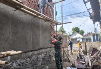 Babinsa Koramil Mantingan Kodim 0805/Ngawi Serka Agung melaksanakan karya bakti membantu pembangunan rumah milik warga binaannya di Desa Pakah Kecamatan Mantingan, Sabtu (03/02/2024).