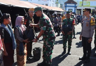Kegiatan bakti sosial Polres dan Kodim/0727 Karanganyar di Pasar Tawangmangu, Kamis (4/1/2024).