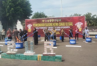 Bea Cukai Surakarta dan Pemkab Karanganyar beserta Forkopimda Karanganyar menggelar kegiatan pemusnahan Barang Menjadi Milik Negara (BMMN), di halaman Pendopo Rumah Dinas Bupati Karanganyar, Kamis (29/08/2024)