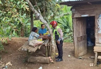 Polisi Sat Lantas Polres Tapsel Berbagi Makan Siang Gratis 