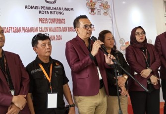 Ketua KPU Kota Bitung bersama 4 Komisioner KPU dan Bawaslu Kota Bitung saat menggelar konferensi pers