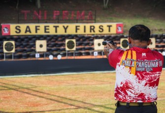 Pangkostrad Ikut Open Turnamen Lomba Menembak Piala Panglima TNI Meriahkan HUT Ke-79 TNI