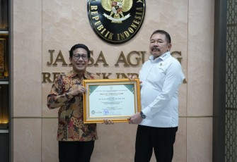 Jaksa Agung ST Burhanuddin Menerima Penghargaan dari Kemendes PDTT Atas Kesuksesan Program Jaga Desa