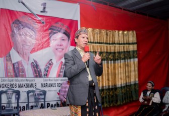 Calon Bupati Manggarai,Ir.Ngkeros Maksimus saat berorasi didepan masyarakat Kelurahan Tenda,Kecamatan Langke Rembong,Manggarai-NTT