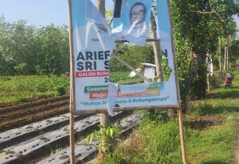 Sejumlah APK milik pasangan ASRI yang dipasang di beberapa desa dirusak oleh orang yang tidak bertanggung jawab