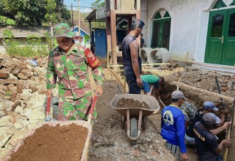 Babinsa Ramil 0801/03 Arjosari Gotong Royong Ronovasi Tempat Ibadah